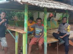 Bhabinkamtibms Desa Lelingluan Ajak Warganya Jaga Jarak Satu Dengan Yang Lain